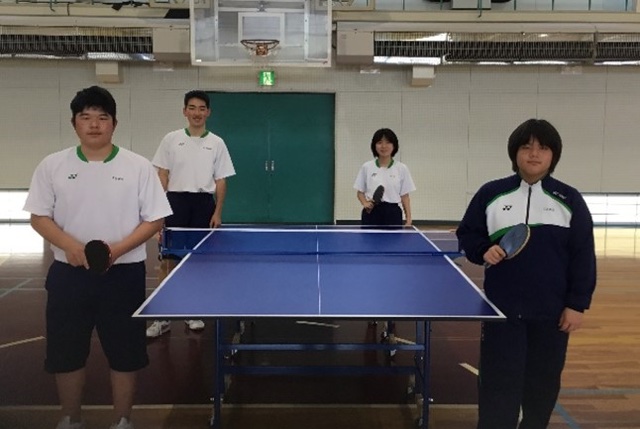 卓球台を囲んでの写真