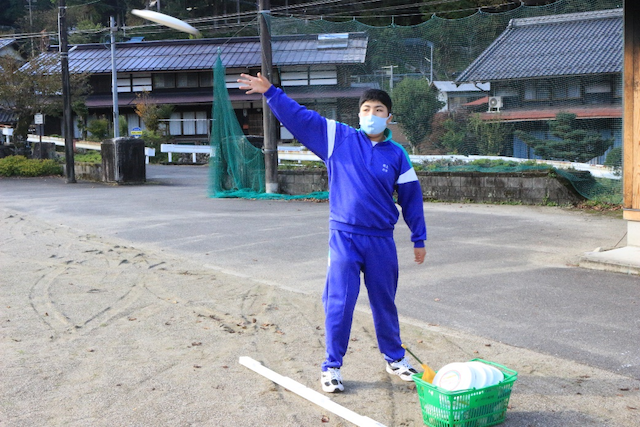 フライングディスクを投げる写真