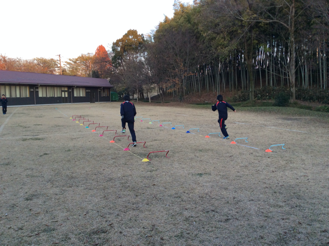 ミニハードルを跳ぶ写真