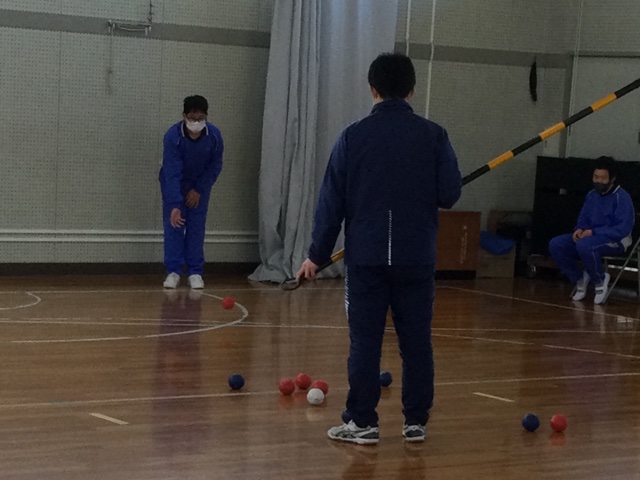 ボールを投げる写真