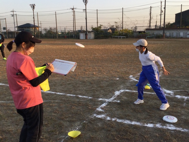 ディスクを遠くに飛ばす練習の写真