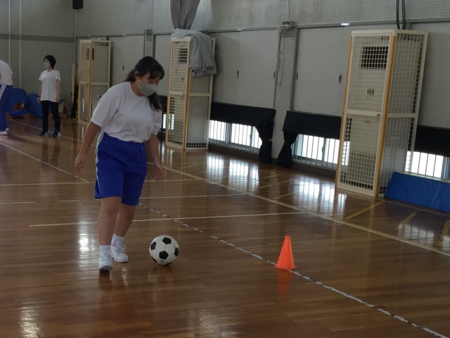 体育館でドリブル練習の写真