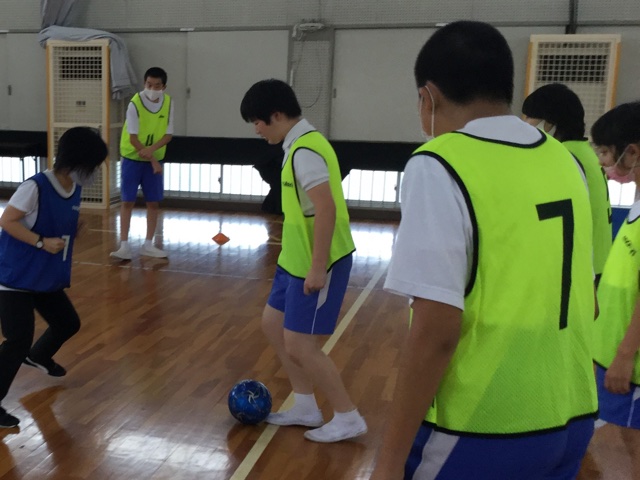 体育館でサッカーの練習試合の写真