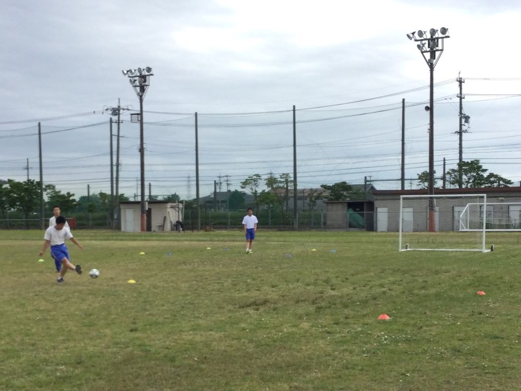 本戦グループのサッカーのパス練習の様子