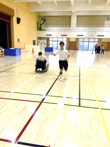 ダッシュして走る写真