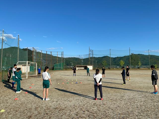 グラウンドでミーティングの写真