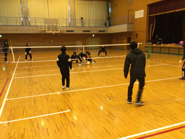 フロアバレーボールの練習の写真