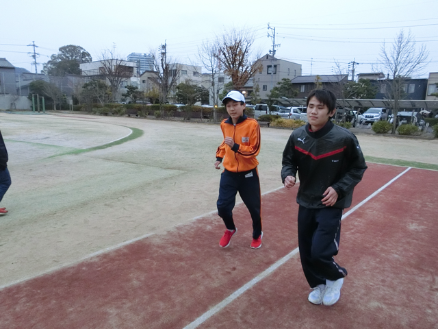 グランドを走る写真