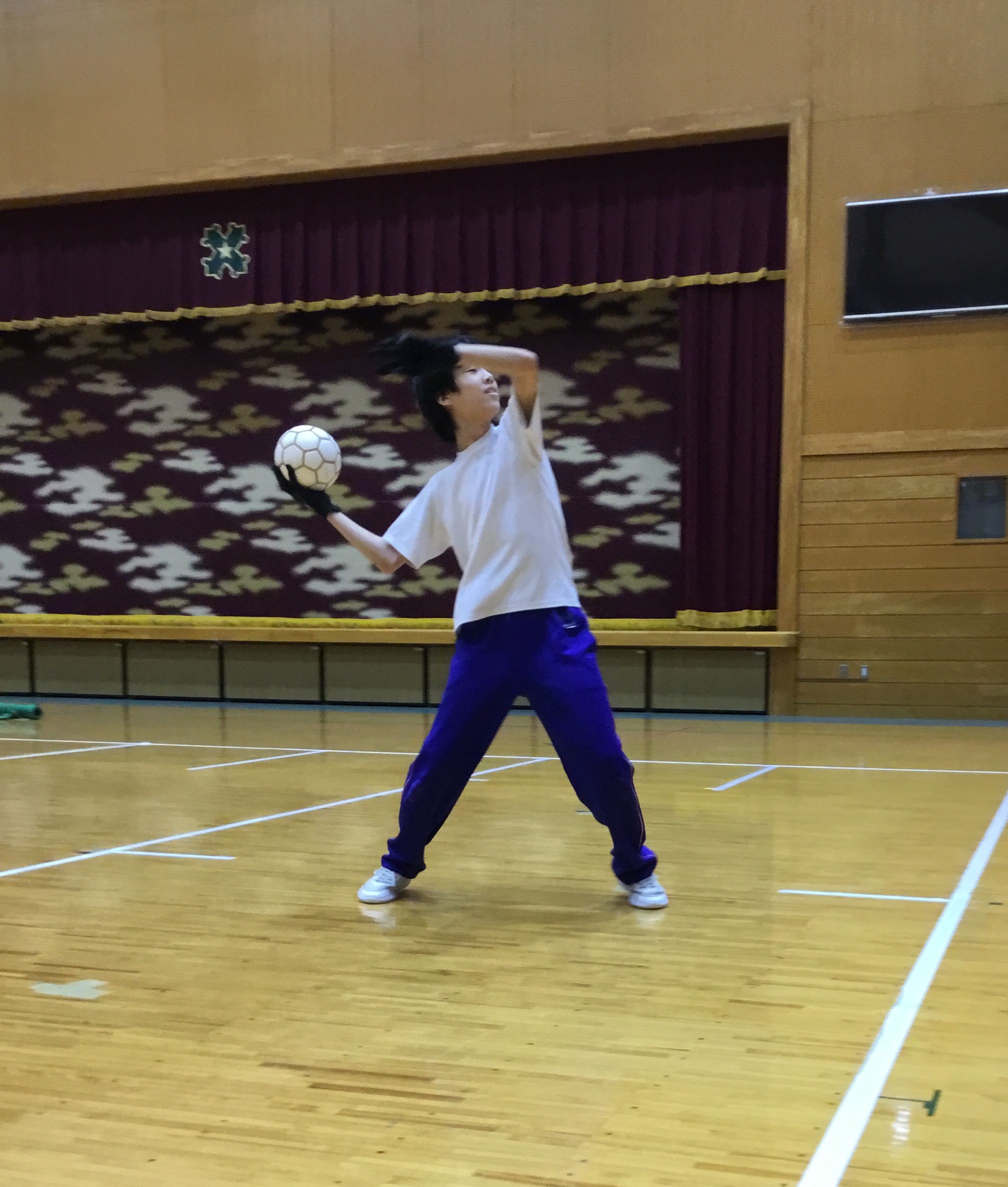 ボールを投げる写真